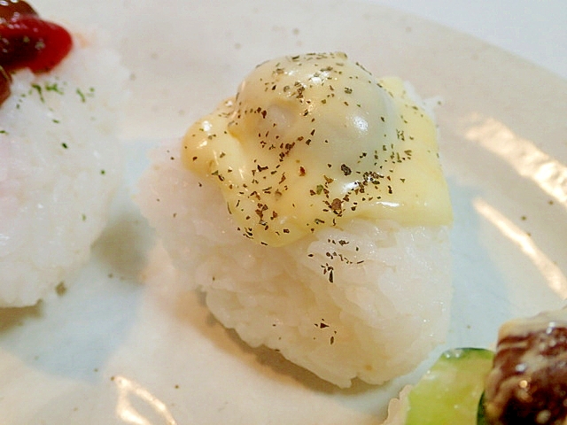 タルタルで　ミートボールとチーズの焼きおにぎり