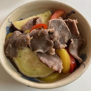味付き豚タン・冷凍パプリカ・さつまいもの炒め物