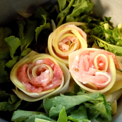 簡単華やか♡豚肉を挟んだ白菜とニンジンの大根バラ鍋