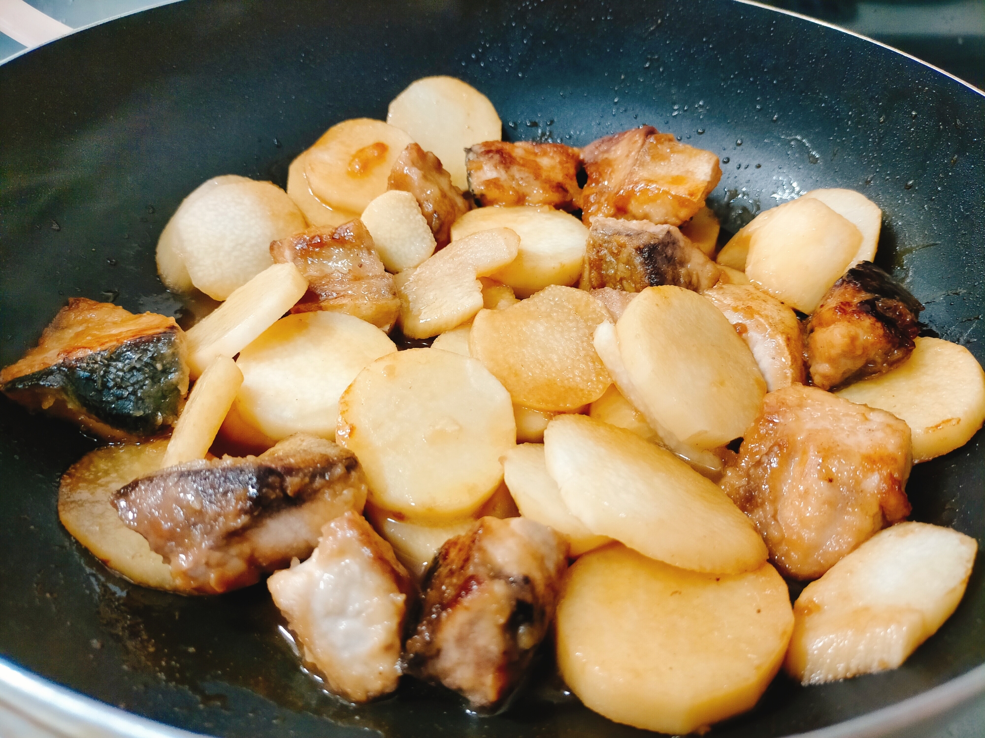 ご飯がすすむ！ブリと長芋のニンニク炒め