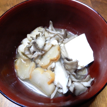 豆腐ときのこのお鍋やお味噌汁