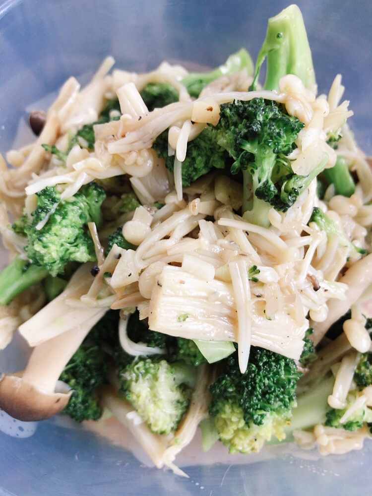 ブロッコリーときのこのマリネ