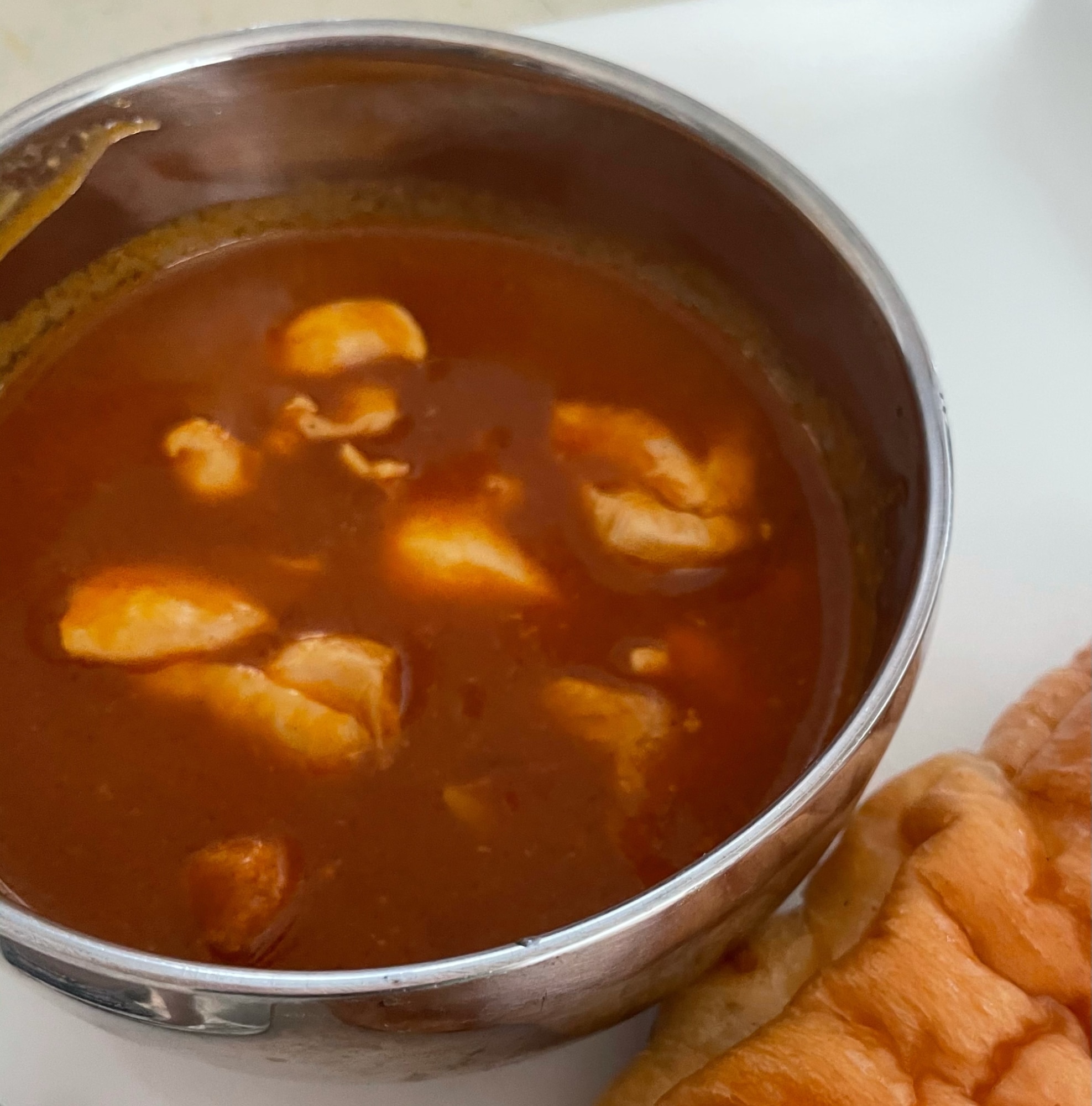 レトルトカレーにトマトソースでバターチキンカレー