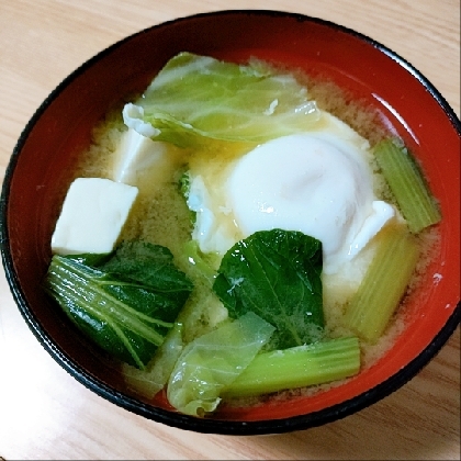 卵入りのお味噌汁、野菜と豆腐で栄養バランスも良く美味しく頂きました(*^-^*)