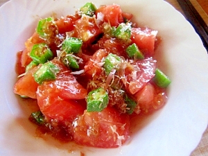 トマトとオクラの梅おかかドレッシングサラダ