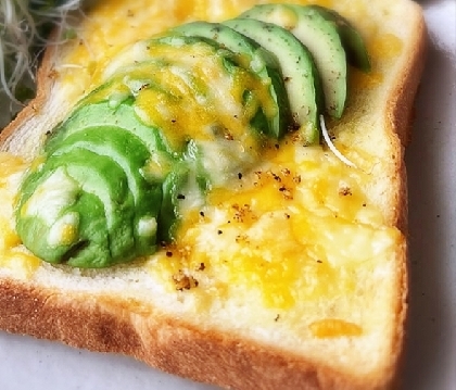 チーズトーストアレンジ 新玉スライス&アボカド