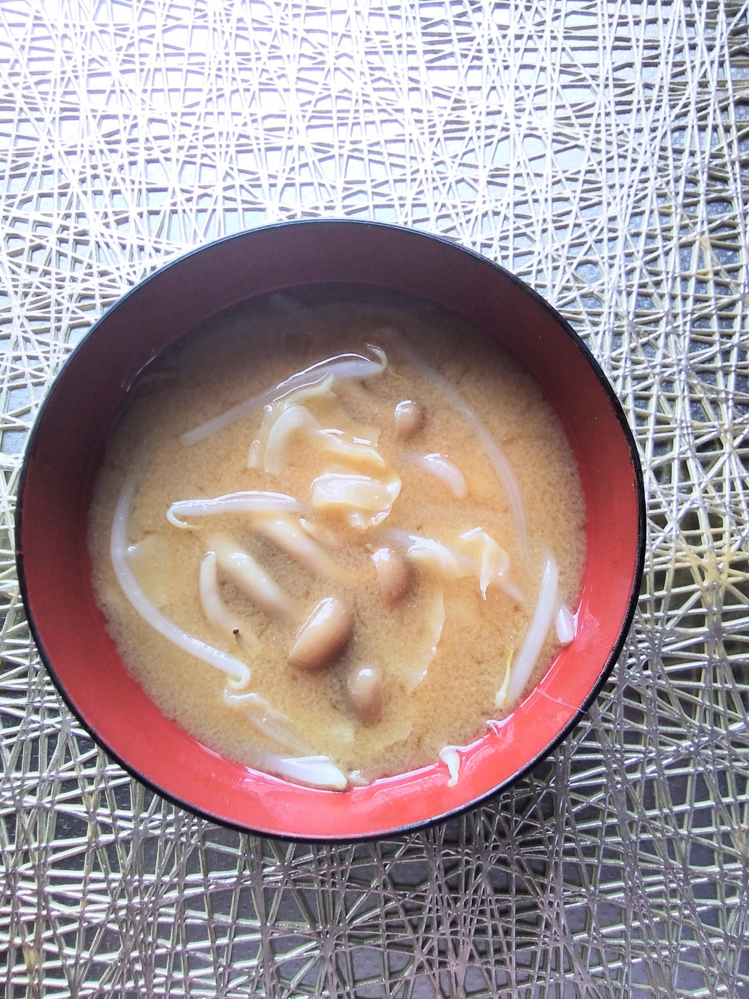 キャベツともやしとしめじの味噌汁