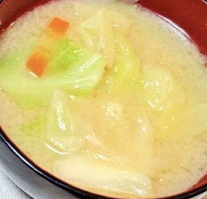 キャベツと油揚げとえのきの味噌汁