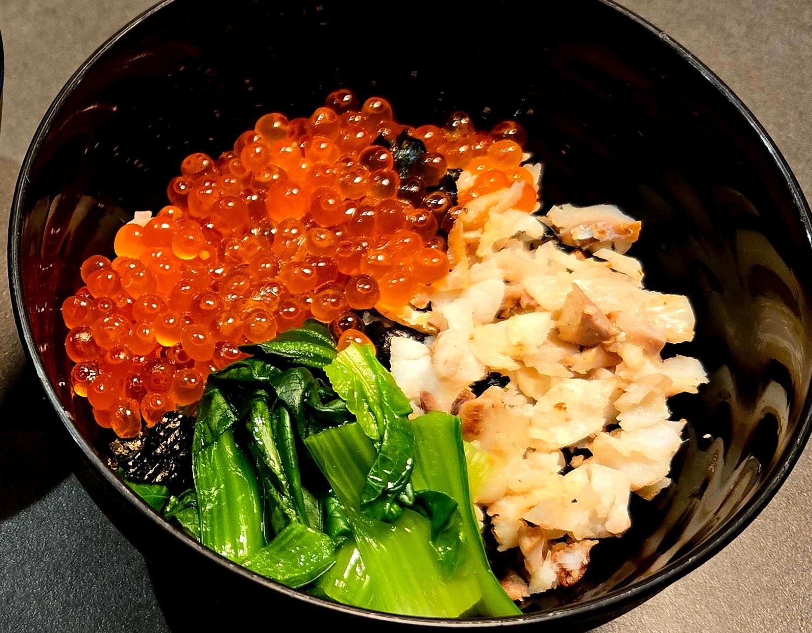 いくらと鱈そぼろ、小松菜ナムルの三色丼