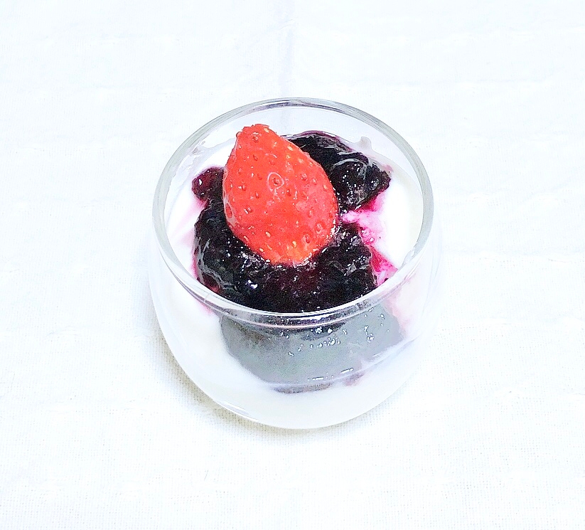 簡単⭐苺とブルーベリージャムのヨーグルト