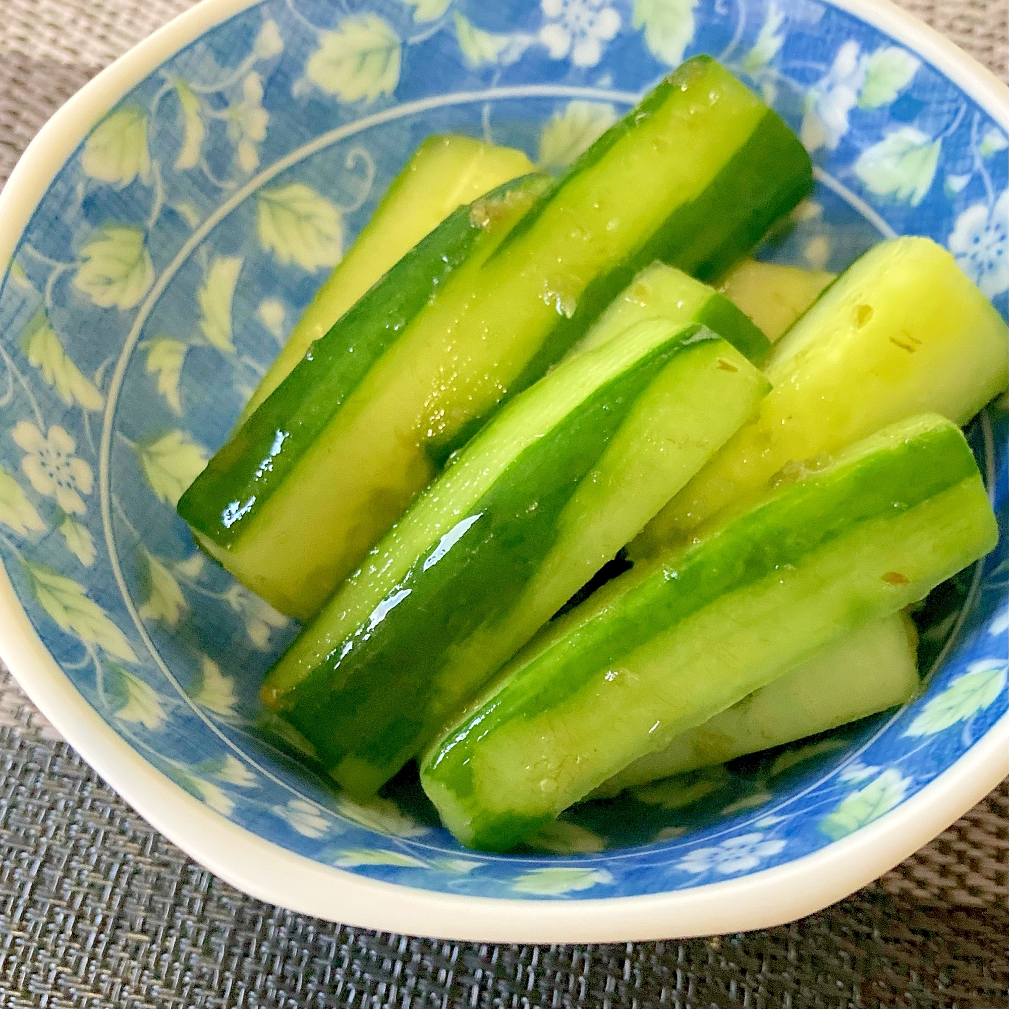 茅乃舎だしパックで簡単きゅうりの浅漬け