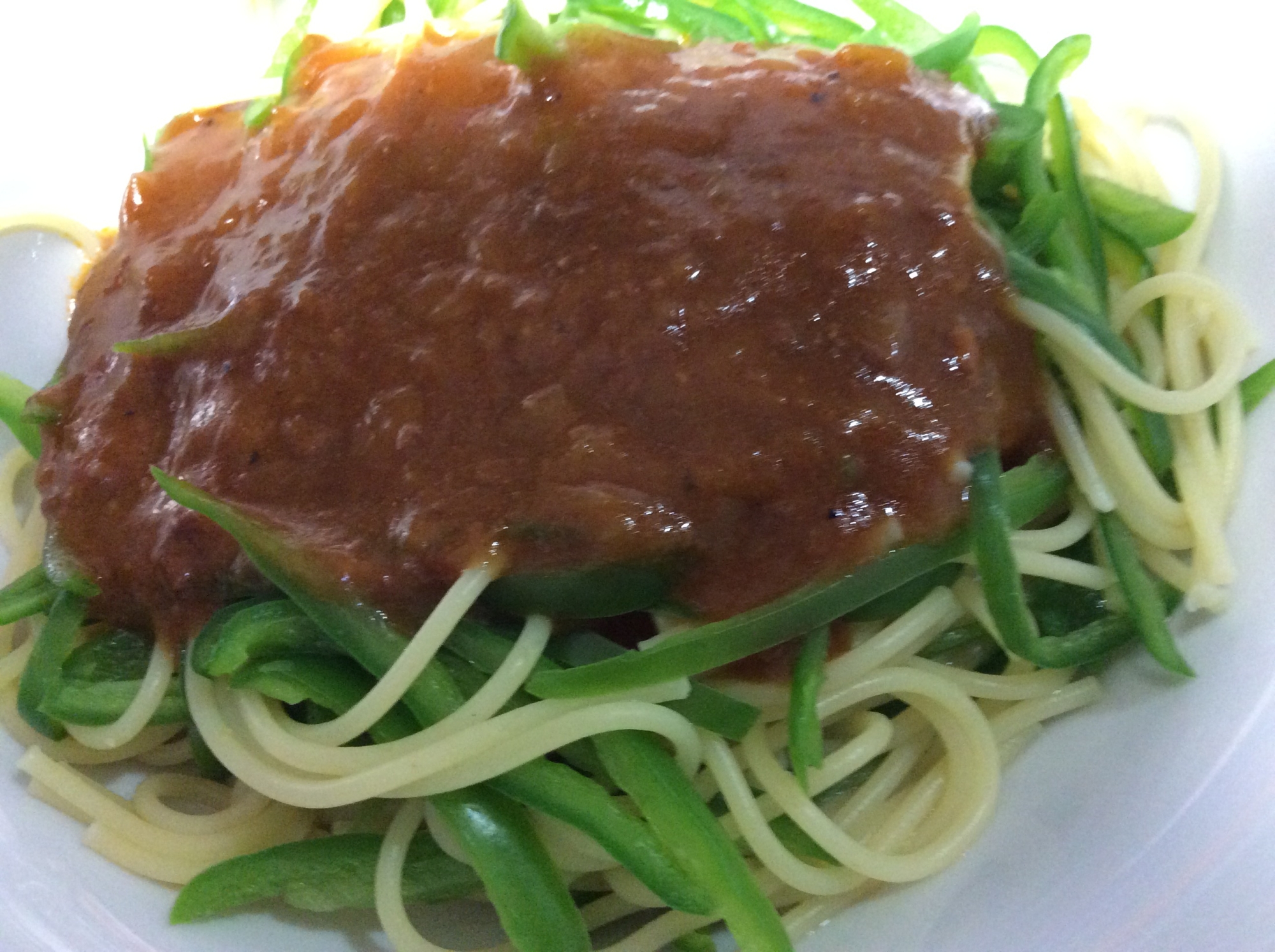 ピーマンとパスタのコラボのミートソースパスタ