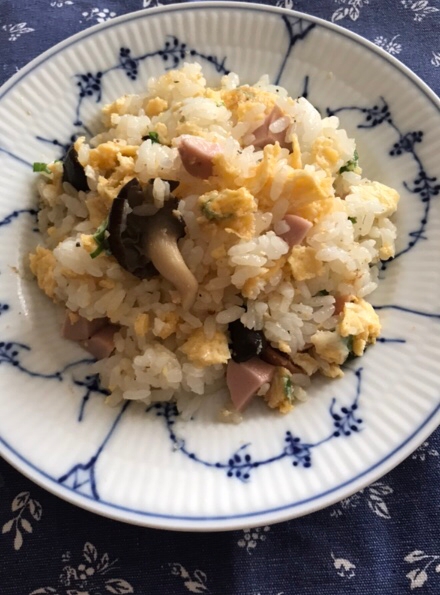 魚肉ソーセージとヒラタケのチャーハン