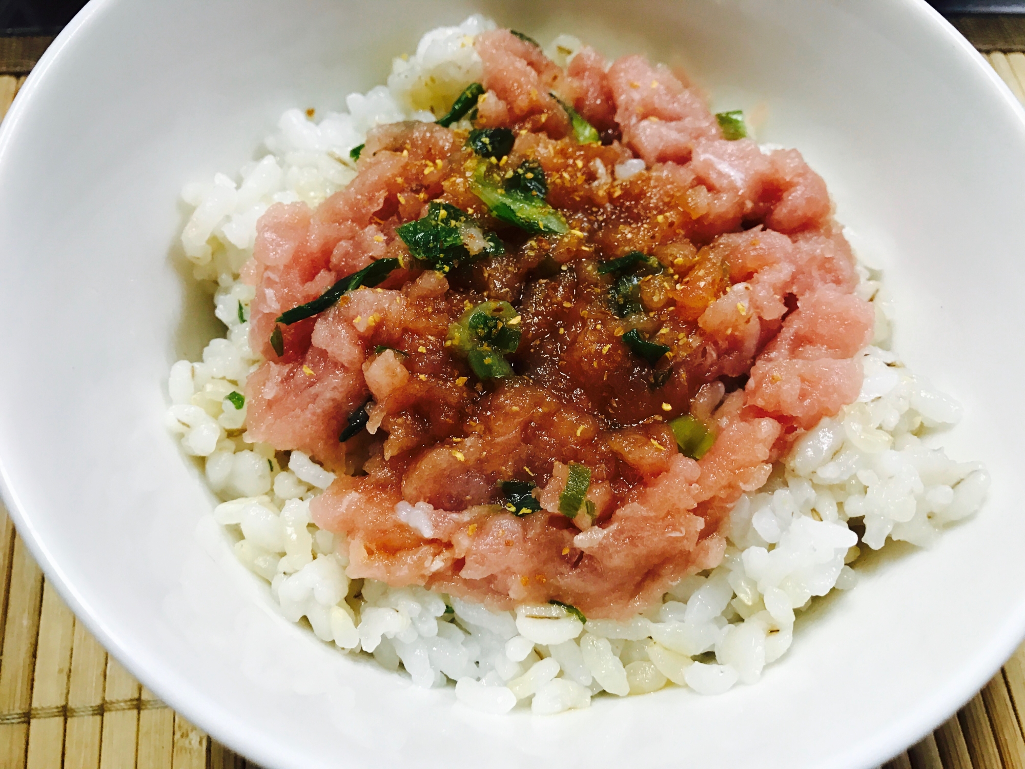 刺身で作る！ゴマ醤油がけネギトロ丼