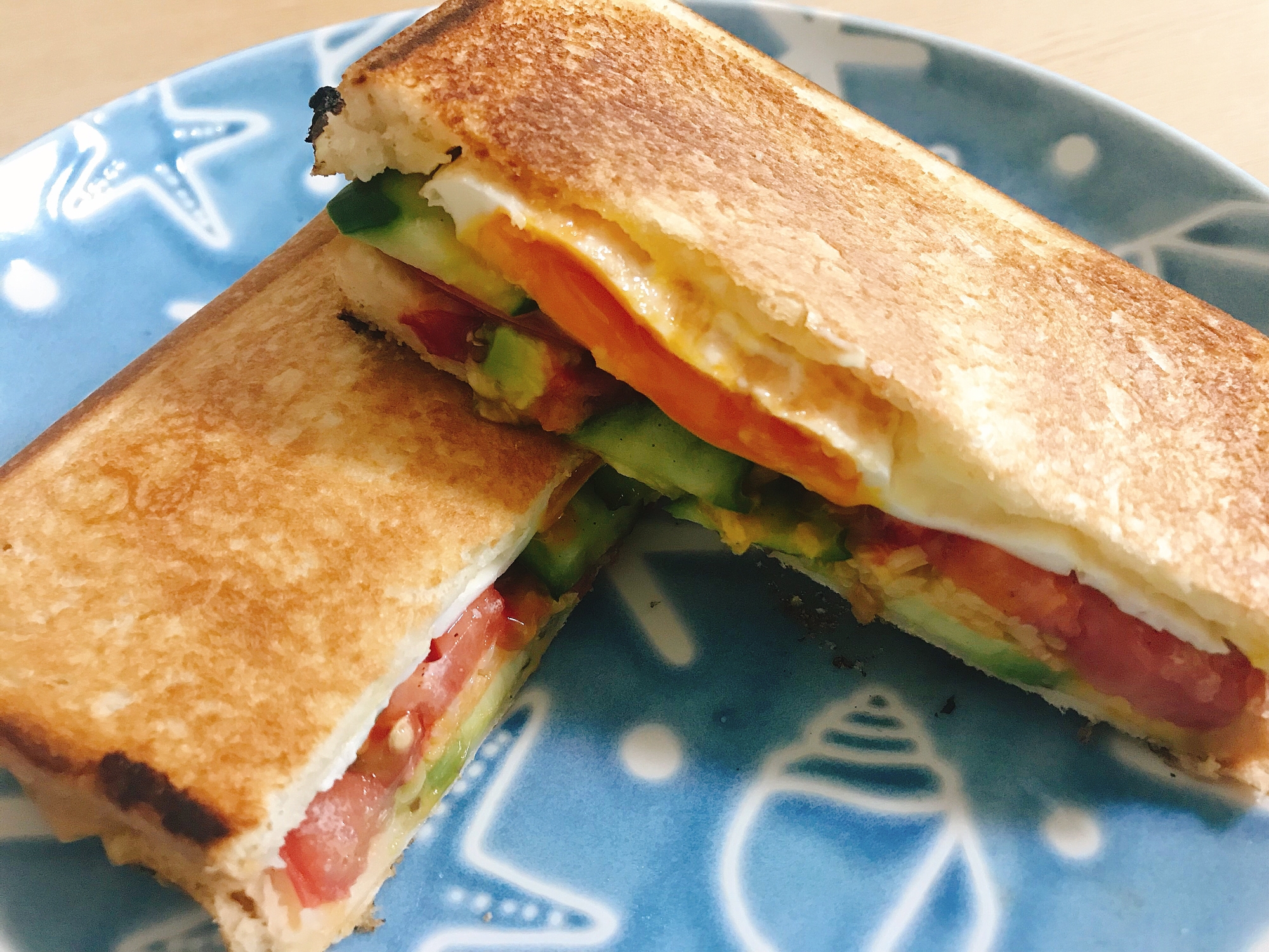 アボカドエッグトマトきゅうりチーズのホットサンド