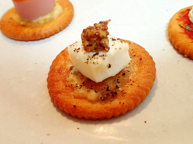 白い皿に盛り付けられたクリームチーズのマスタードのせリッツ