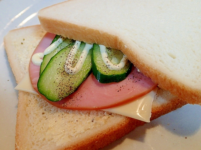 チーズとハムと胡瓜のサンドイッチ♬