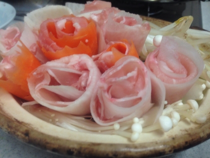 簡単華やか♡豚肉を挟んだ白菜とニンジンの大根バラ鍋