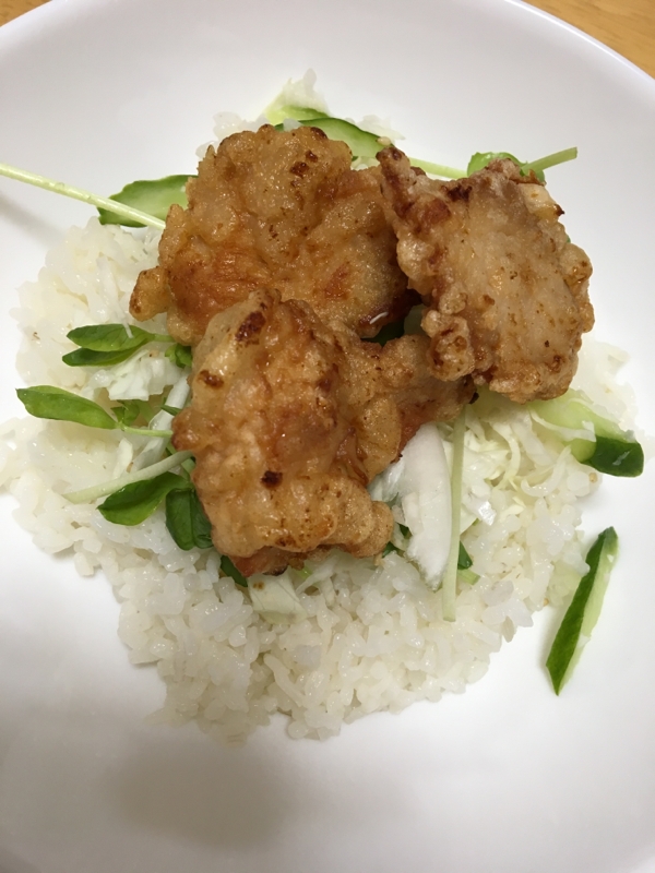 生野菜と唐揚げの丼(*^^*)☆