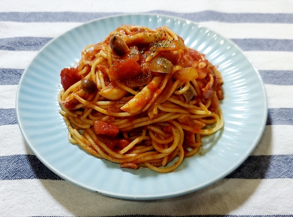 ベーコンとしめじのトマトソースパスタ