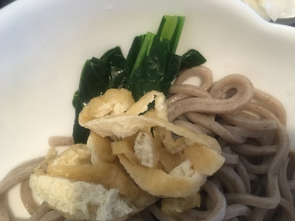 定番和え物をお蕎麦に！ほうれん草と揚げ物(^^)