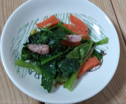 ハムとほうれん草とにんじんの炒め物*ꕤ*.ﾟ