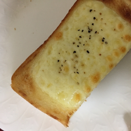 チーズ黒こしょうトースト