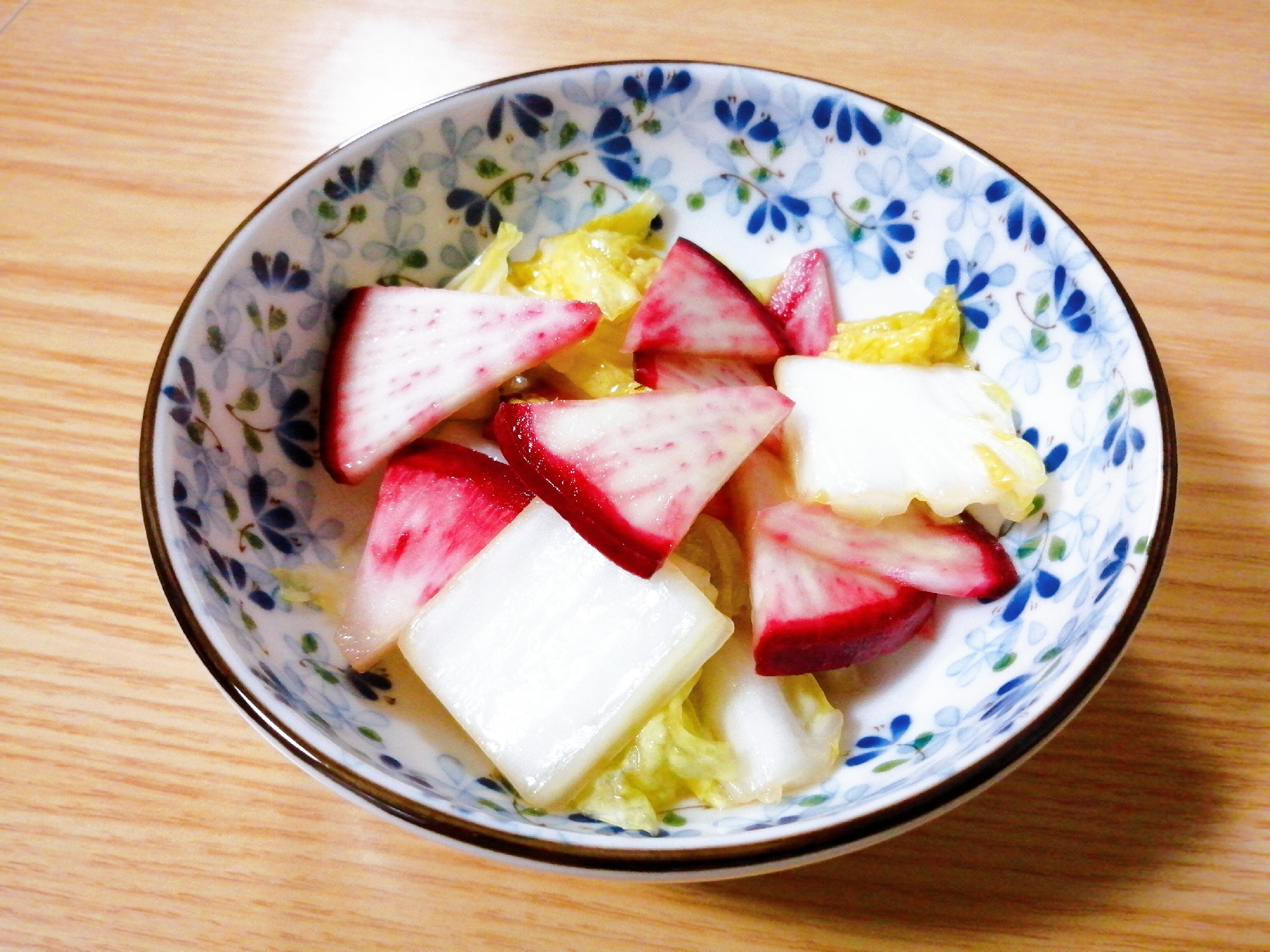 ごま油香る☆白菜と赤かぶの和え物