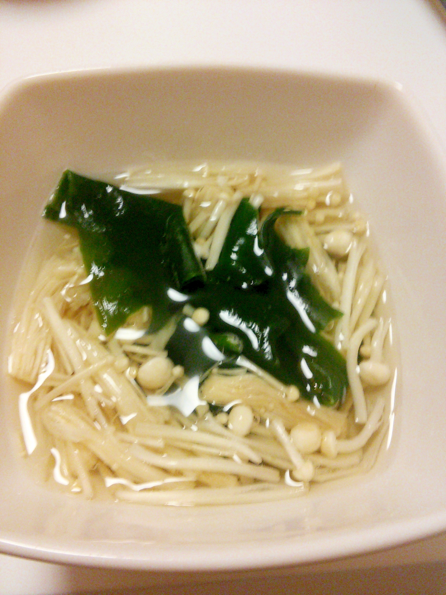 レンジで簡単★えのきとわかめの中華スープ
