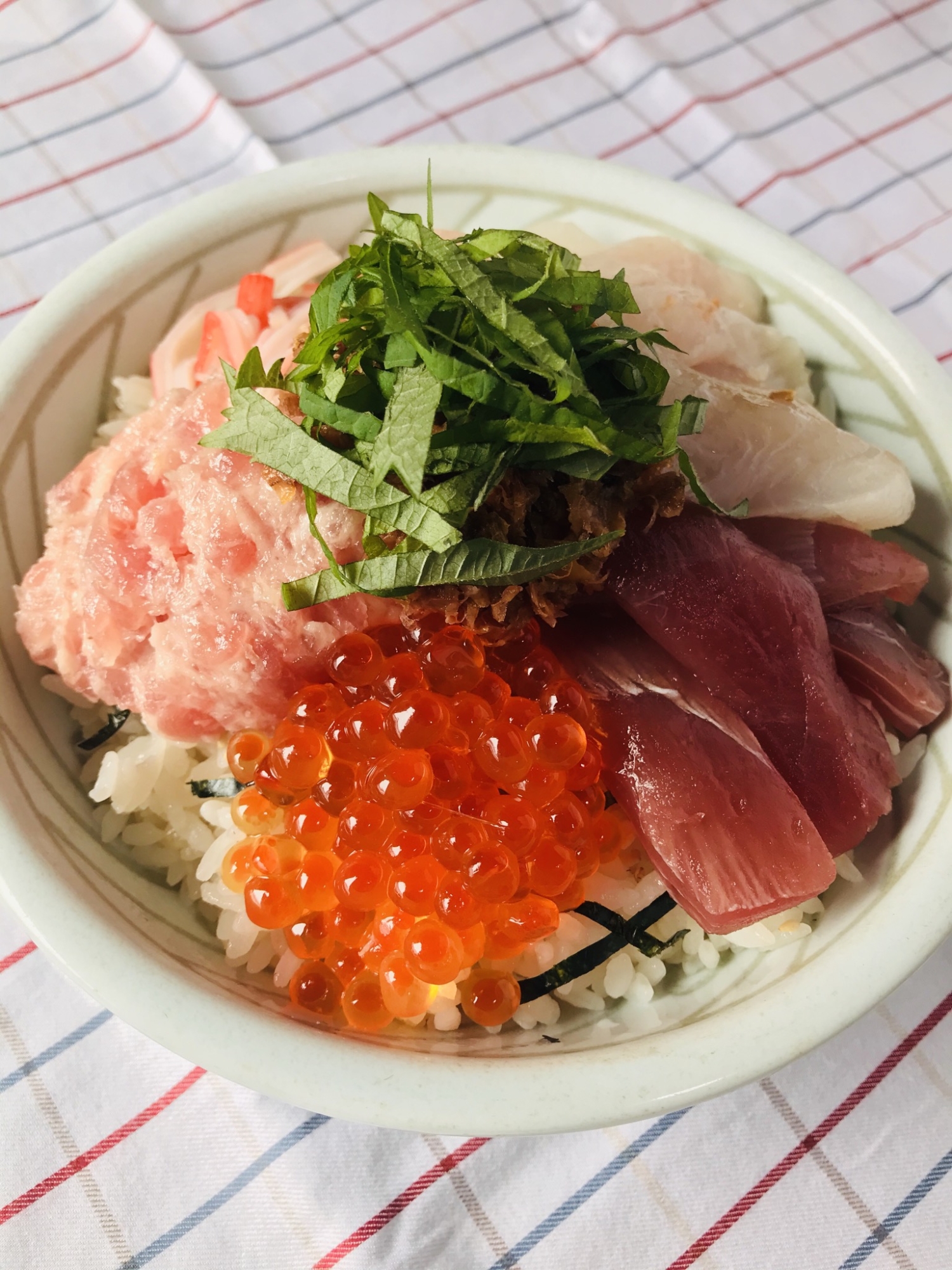 梅と大葉でさっぱりと食べられる♪海鮮丼