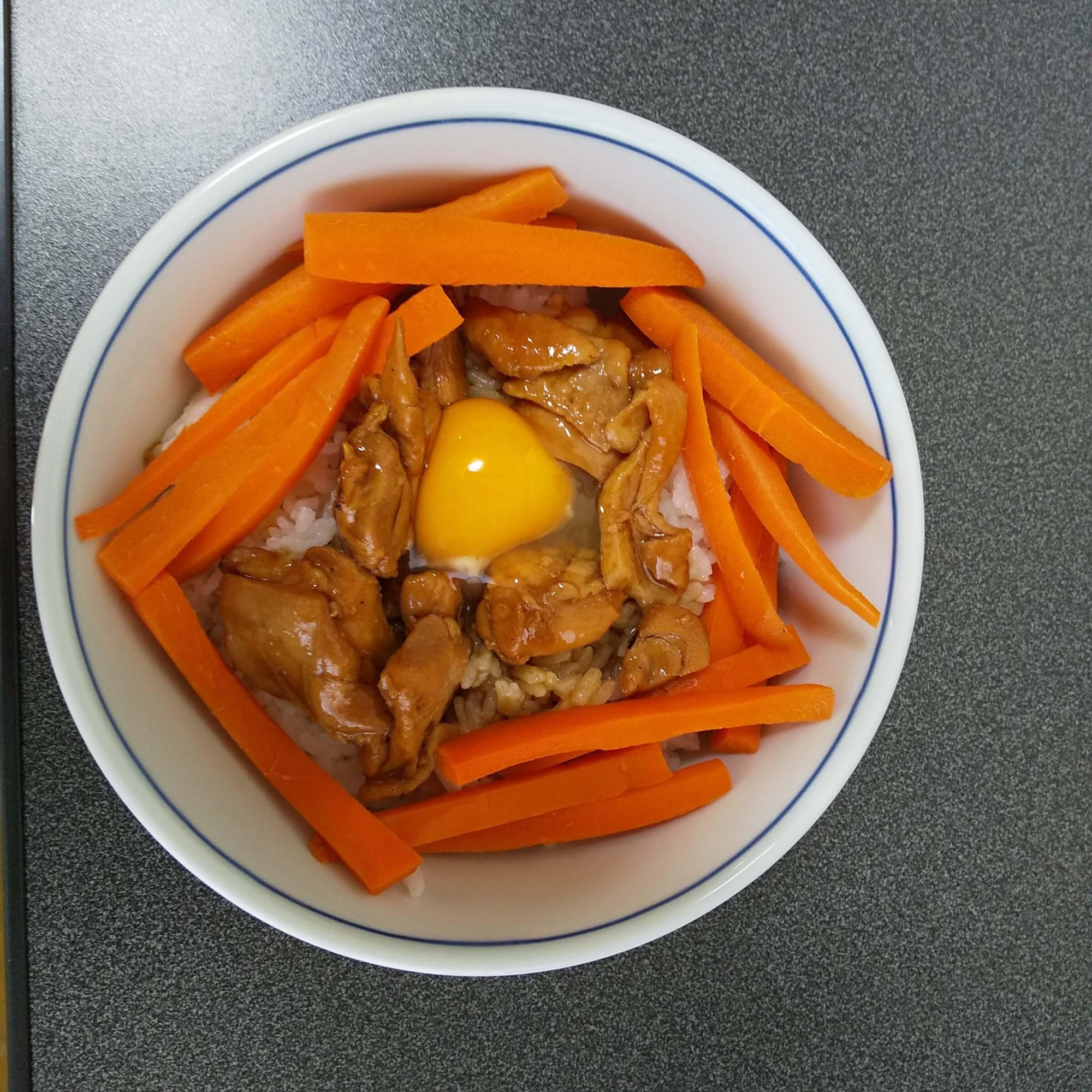 【在宅おとこ飯】焼き鳥丼、ニンジンでビタミンも採る