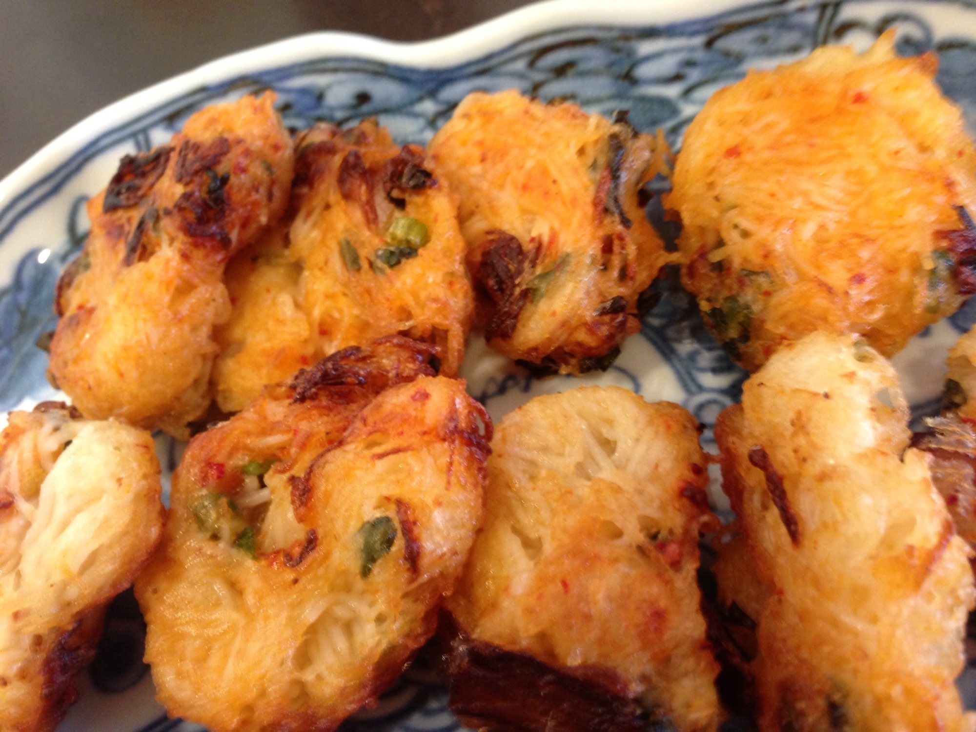 茹でそうめんとキムチの揚げ物