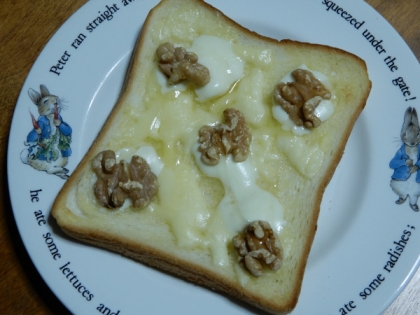 チーズと胡桃の蜂蜜ホットサンド