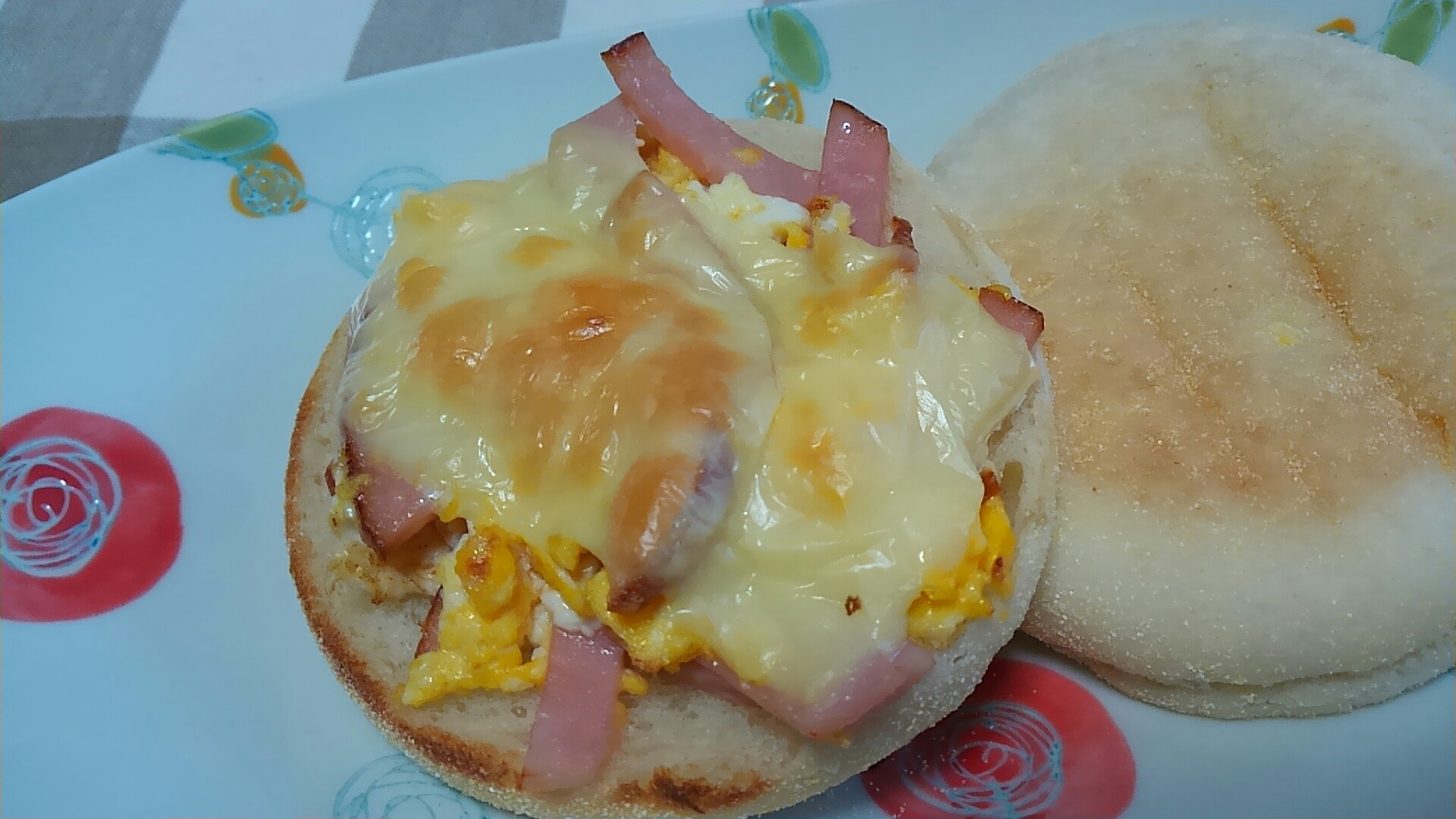 卵とハムとトロケルチーズのイングリッシュマフィン☆