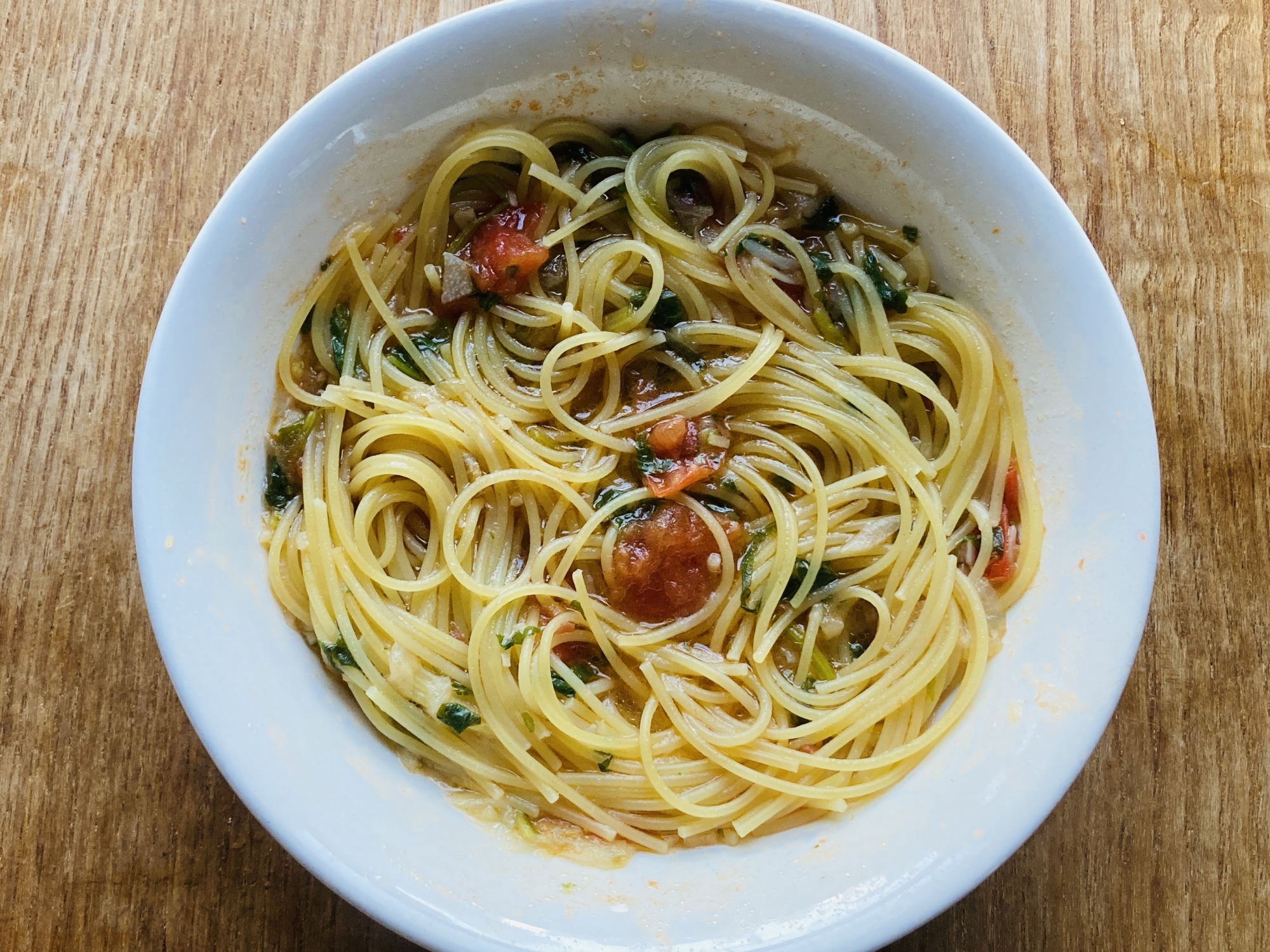 器ひとつで完成するほうれん草とトマトのパスタ