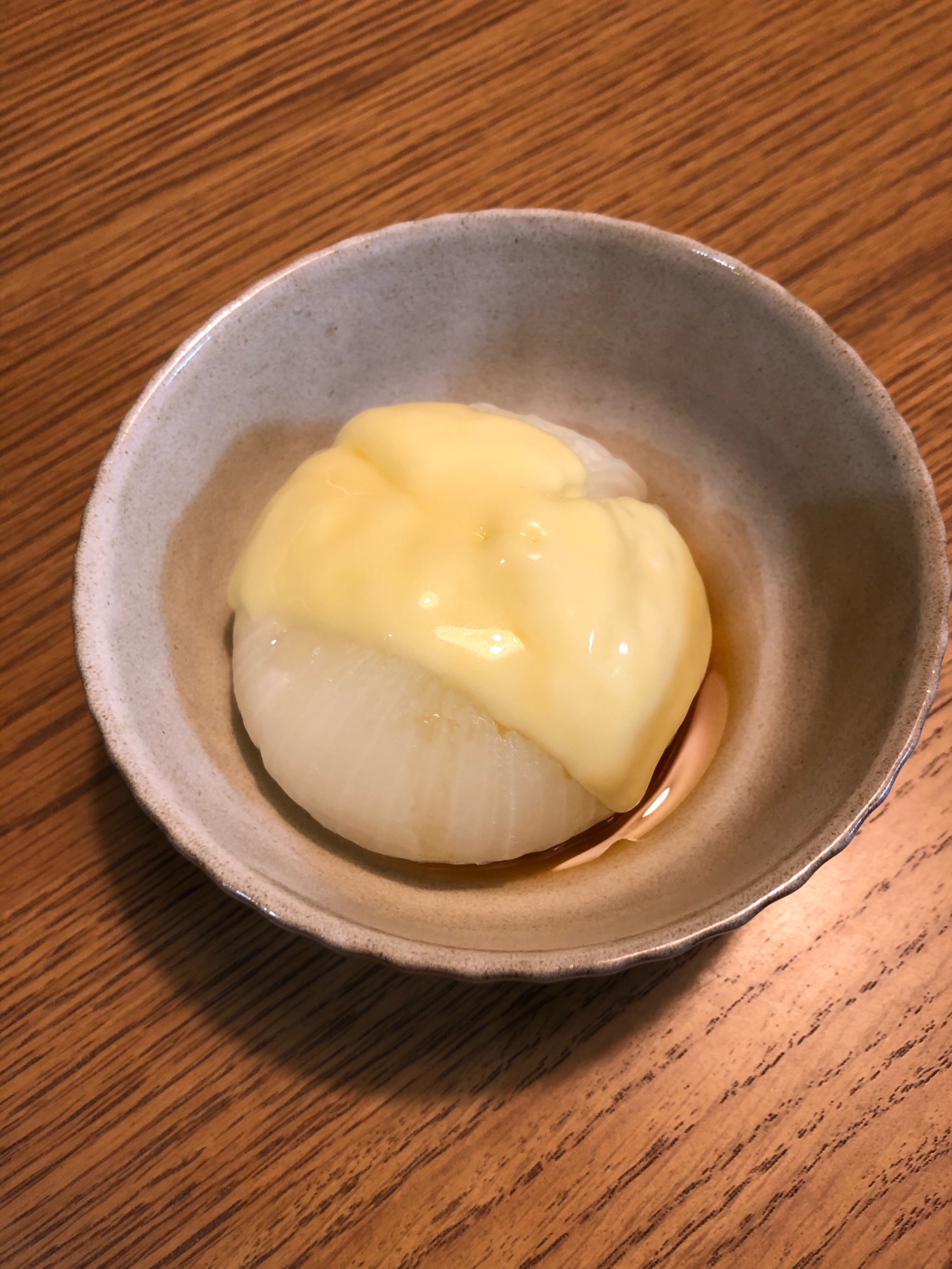 レンジでチン！丸ごと新玉ねぎのめんつゆチーズ