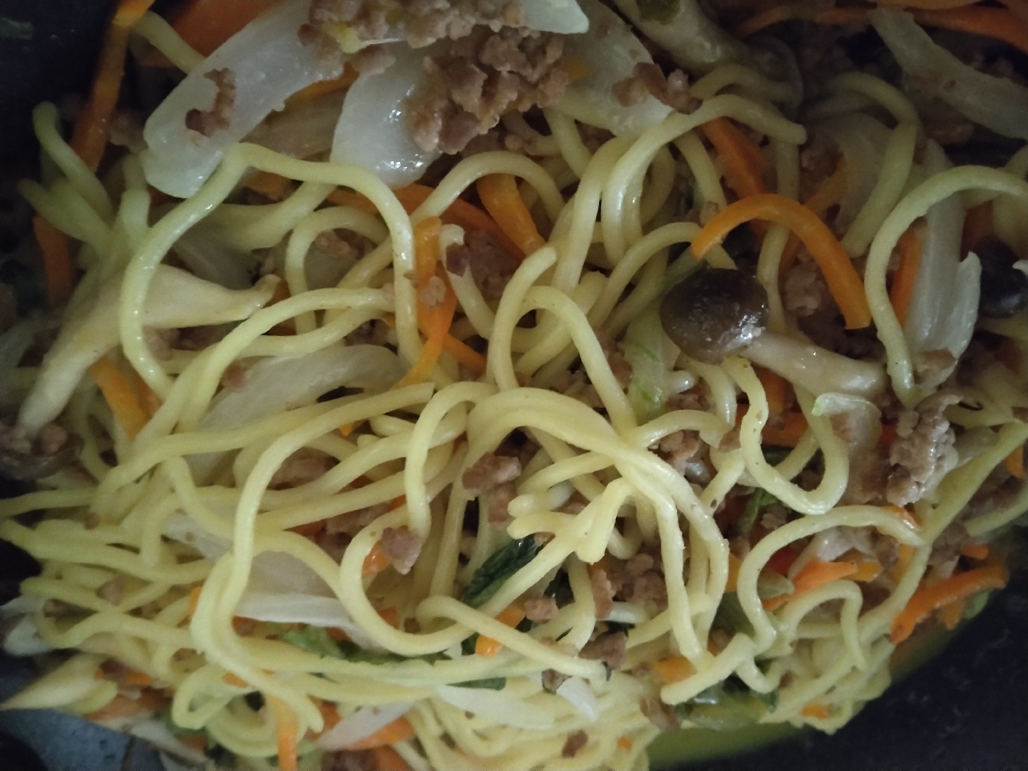 ひき肉焼きそば、レタス入り