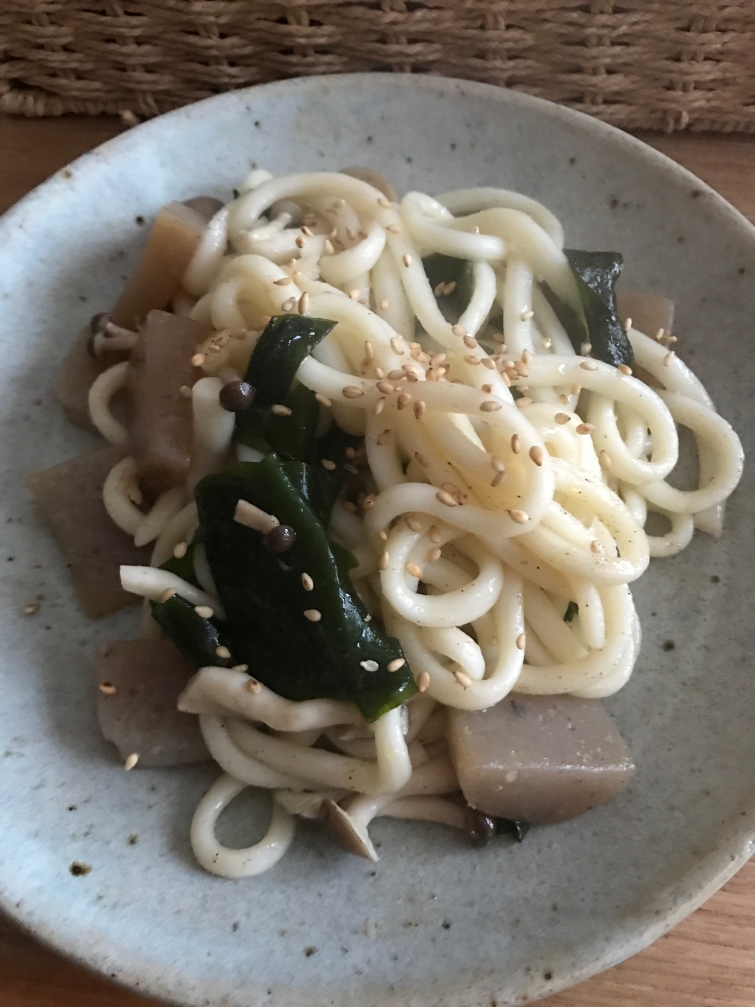 わかめとこんにゃく、しめじの生姜焼きうどん