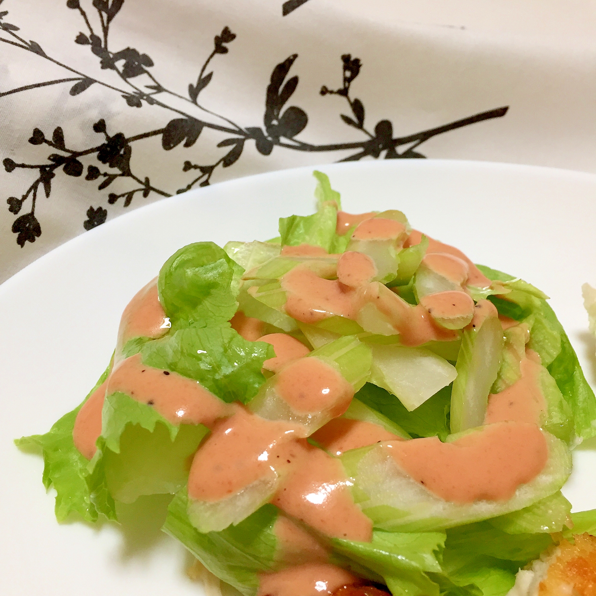 レタスとセロリの生野菜のサラダ オーロラソース レシピ 作り方 By まかろん 楽天レシピ