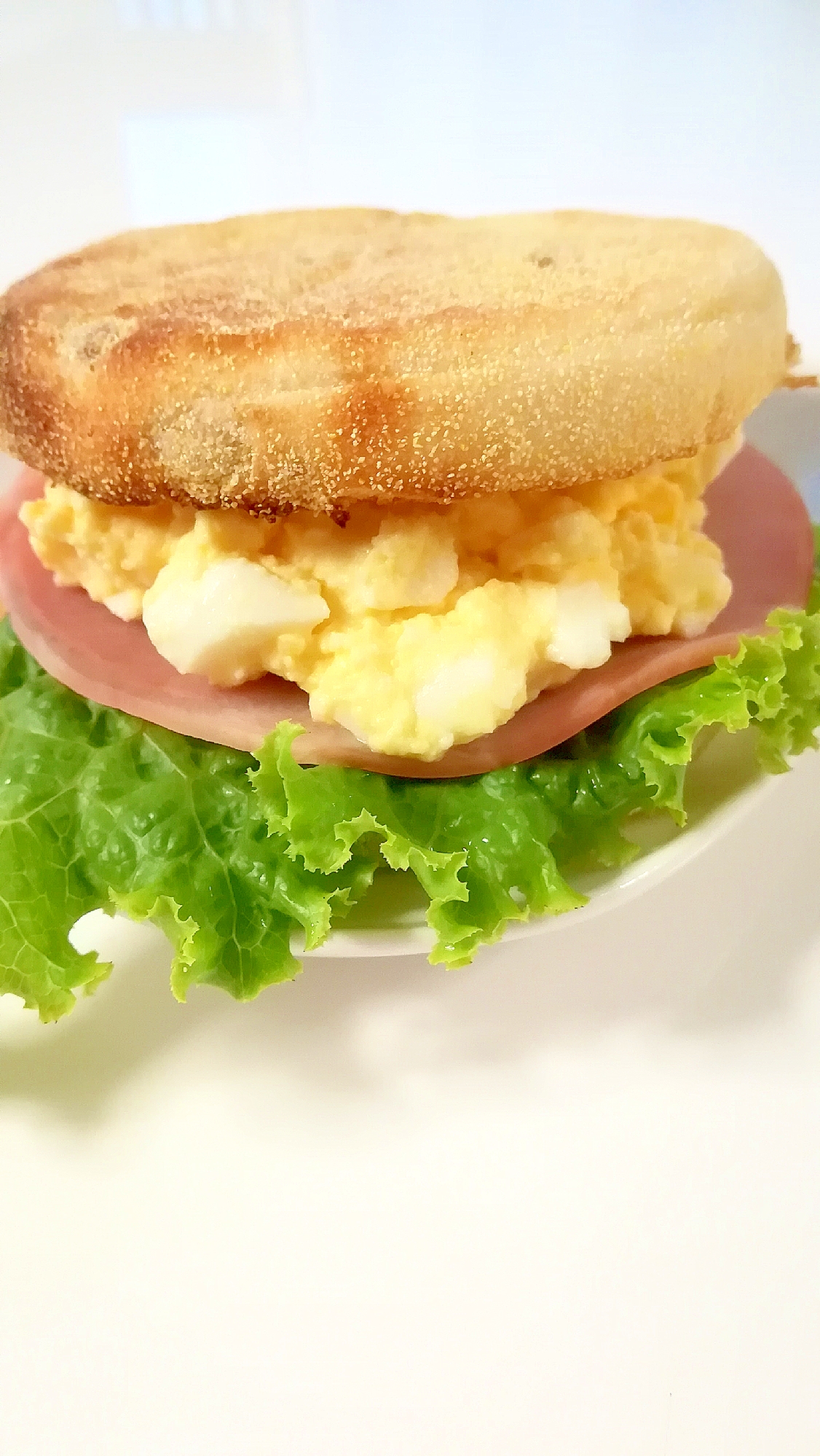 レンジで簡単！朝食にも♪ふわふわ卵のマフィンサンド