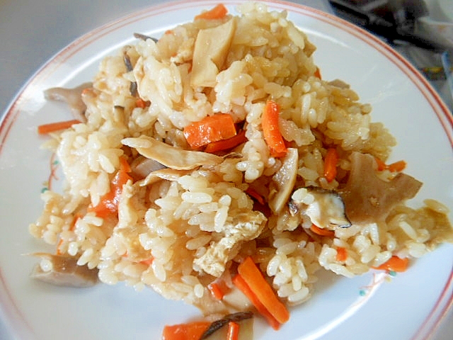 きのこ・根菜・油揚げのおこわ風炊き込みご飯