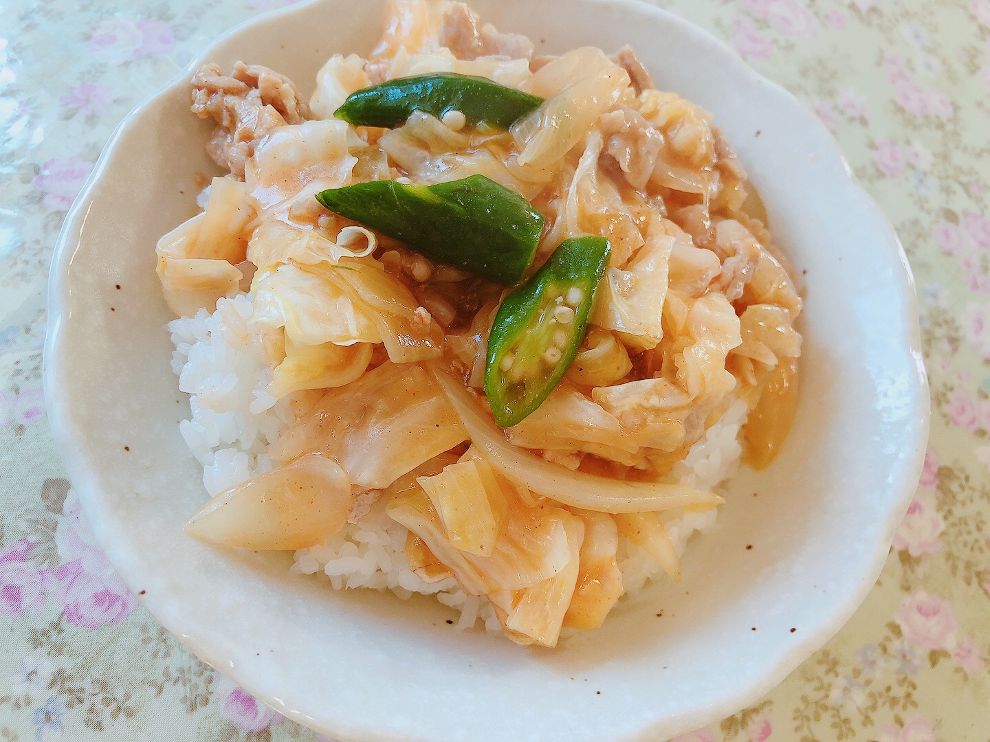 キャベツと豚肉のピリ辛中華丼