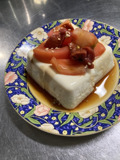 トマトと梅干しとごまの冷奴