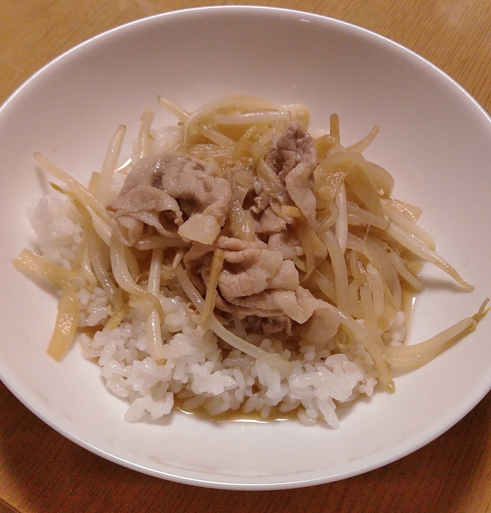 もやしと豚しゃぶ肉と新玉ねぎの丼