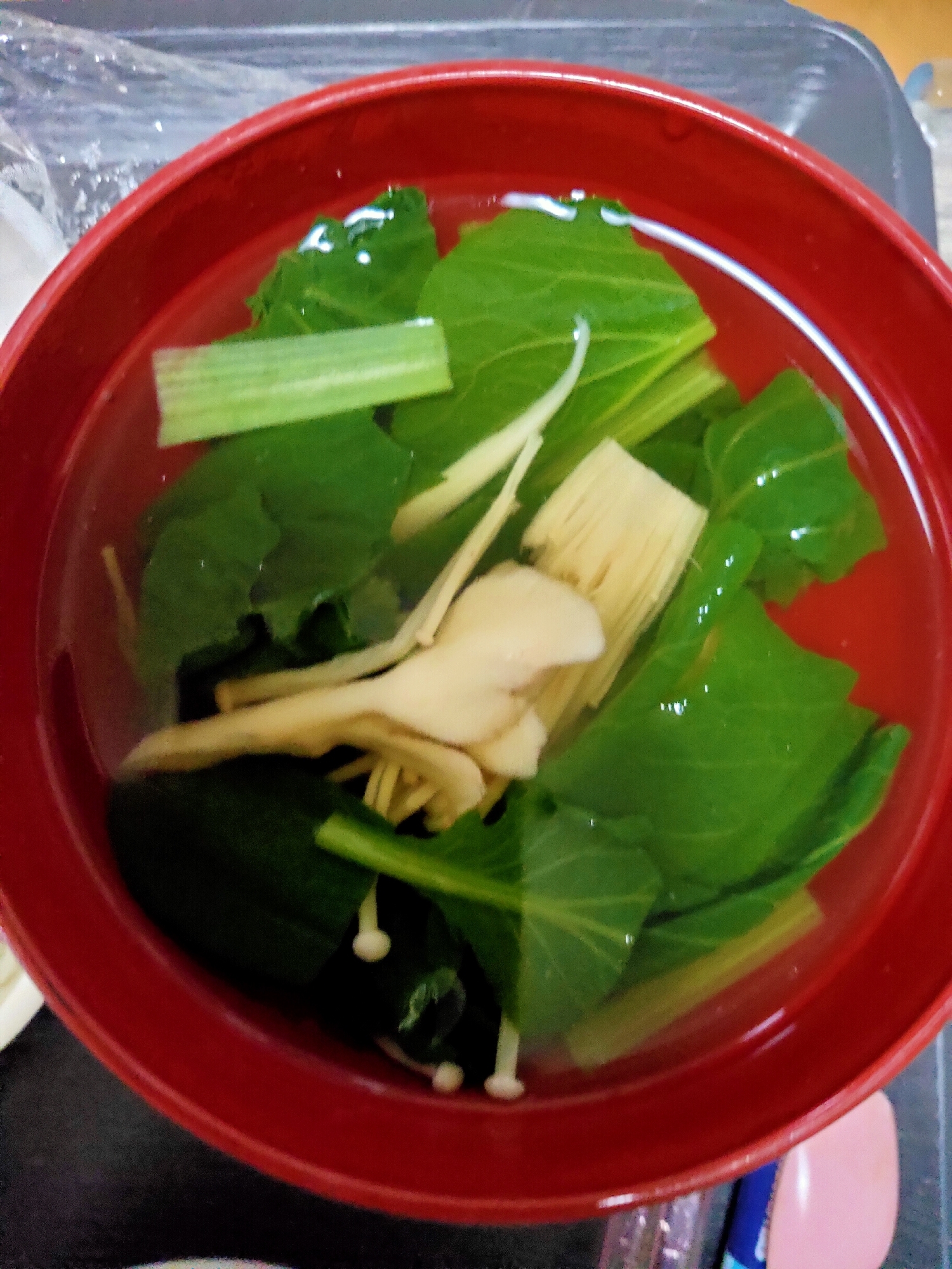 小松菜、エリンギ、舞茸のコンソメスープ