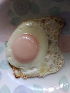 ハンバーグの上にのせてロコモコ丼に半熟目玉焼き