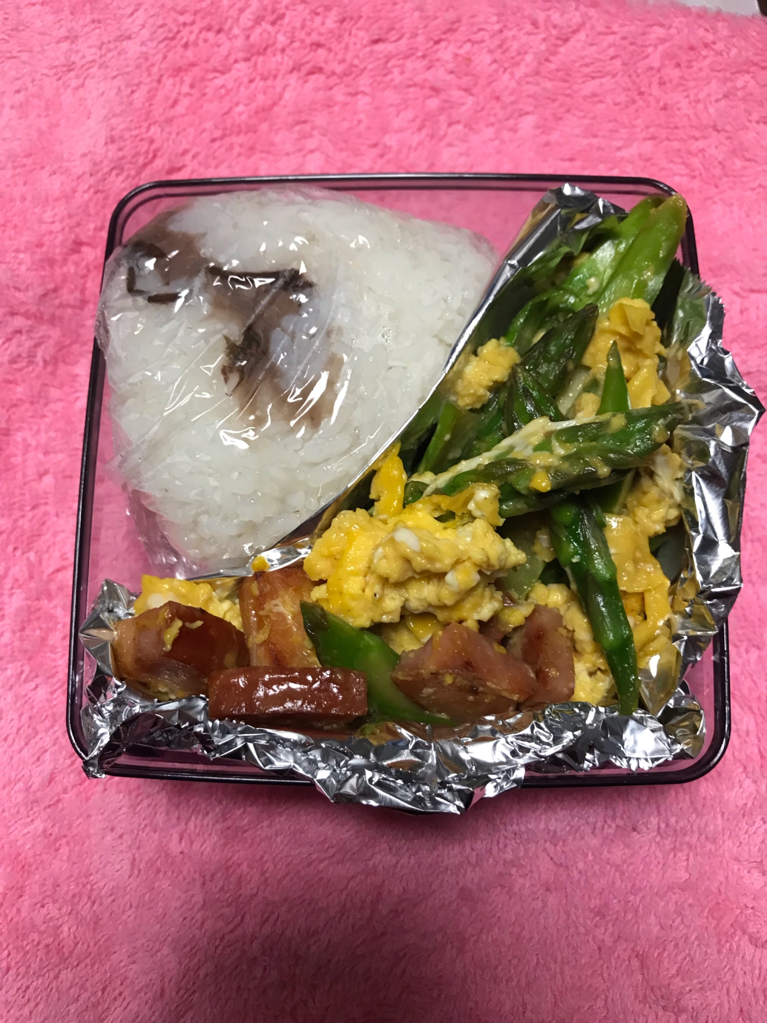 桜ご飯のおにぎり弁当