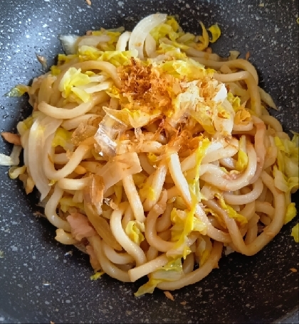 ランチに簡単、美味しく食べたくて作らせて頂きました♥うどんと言えば汁うどんのイメージでしたが、焼きうどんも美味しいですね♥ツナとキャベツだけなのに絶品でした♥