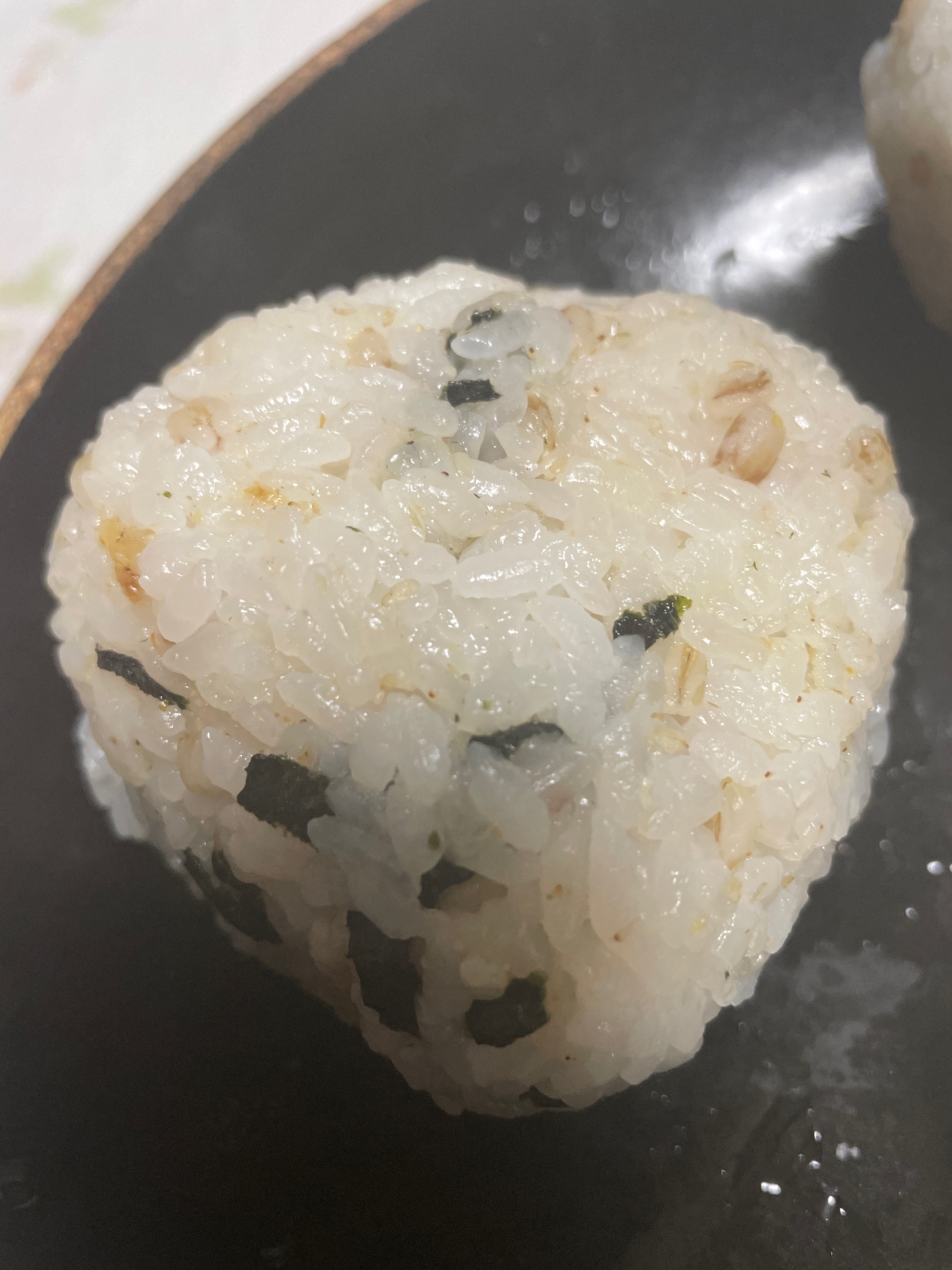 味付け海苔と白すりごまでおにぎり