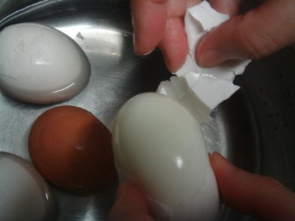知りませんでした！買って来たばかりの卵でもツルリン。
今まで古くなるのを待ってました…涙。
赤卵は殻が硬くて開けられず、むきにくかったです。
感動、感謝☆